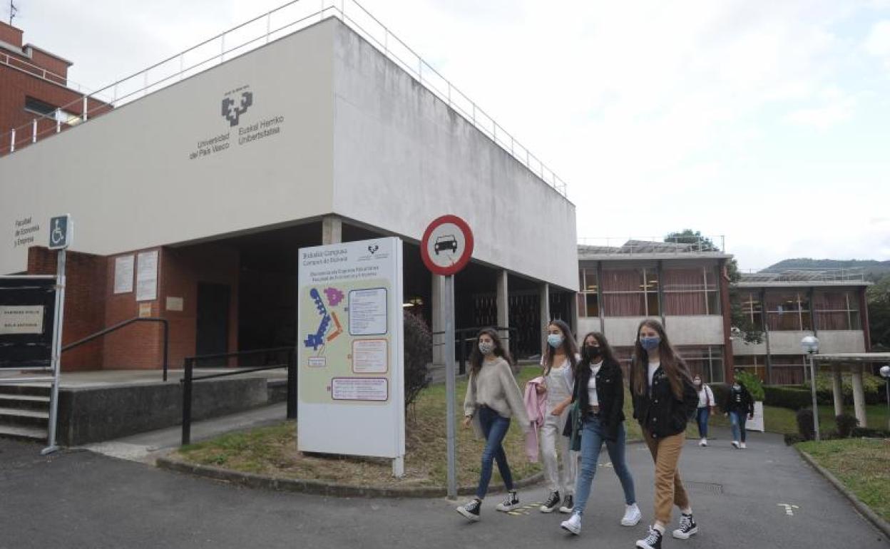 2 500 alumnos comienzan el curso en la Facultad de Economía y Empresa